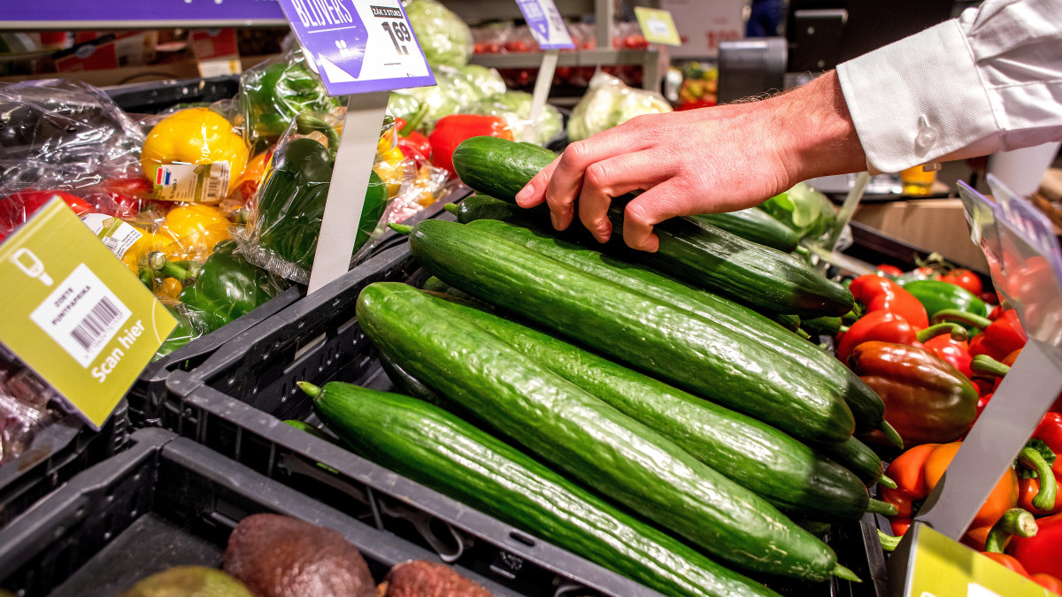 Komkommers in de supermarkt