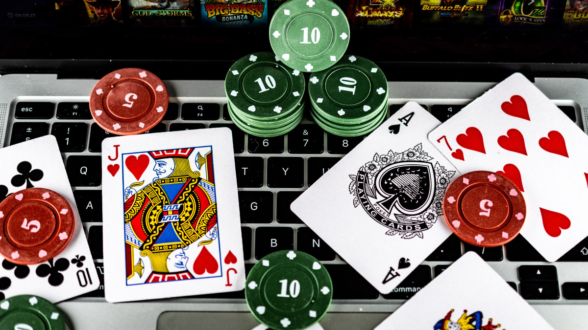 Online gokken, kaarten en fiches op een laptop