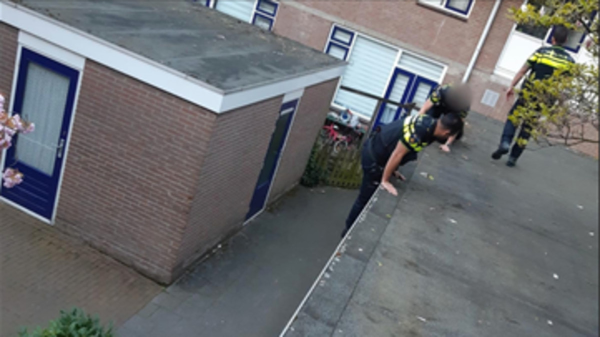 politie het dak op, bron: Facebook Politie Basisteam Maas en Rotte