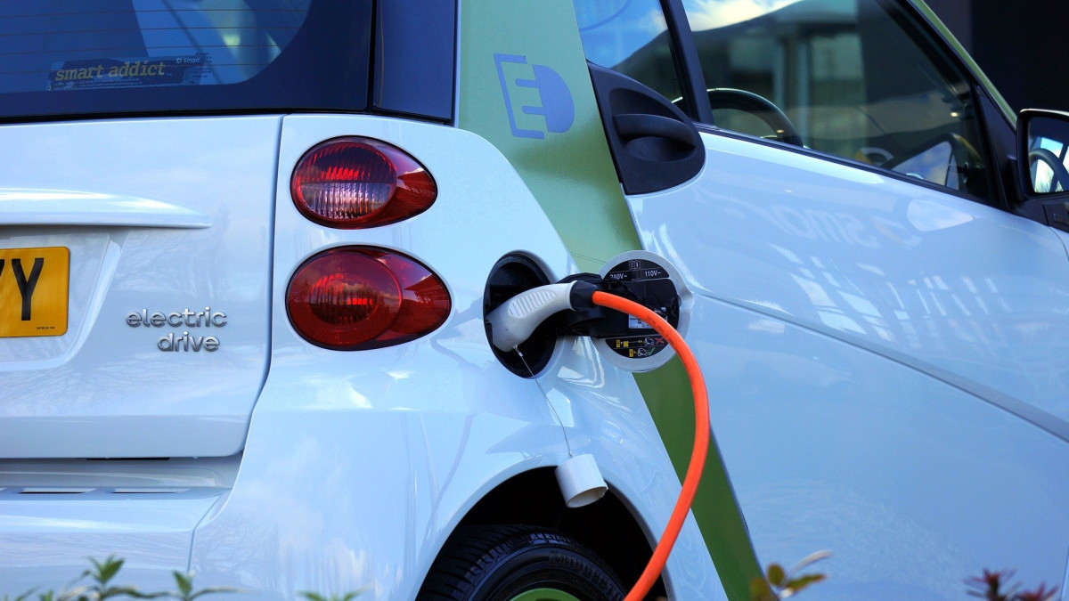 Pixa Boete voor laten staan opgeladen elektrische auto bij laadpaal