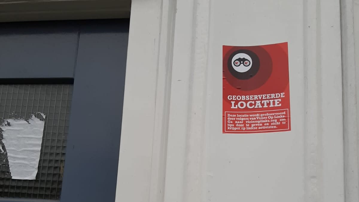 Stickers met 'geobserveerde locatie' geplakt op voordeuren van 'linkse activisten'