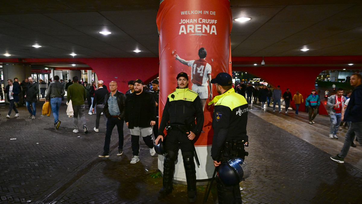 Publiek en politie voor de UEFA Europa League wedstrijd tussen Ajax en Olympique de Marseille in de Johan Cruijff ArenA.