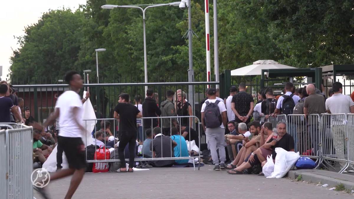 Honderden asielzoekers in Ter Apel moesten zaterdag buiten slapen