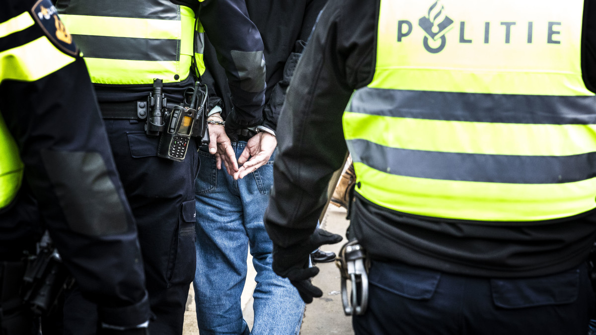Demonstrant opgepakt na verboden demonstratie Amsterdam coronamaatregelen