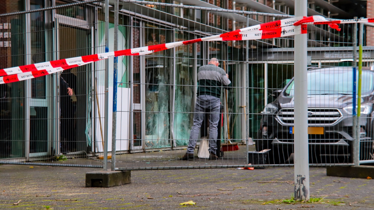 Schade aan het gemeentehuis in Rhenen. Beeld: SPS Media.