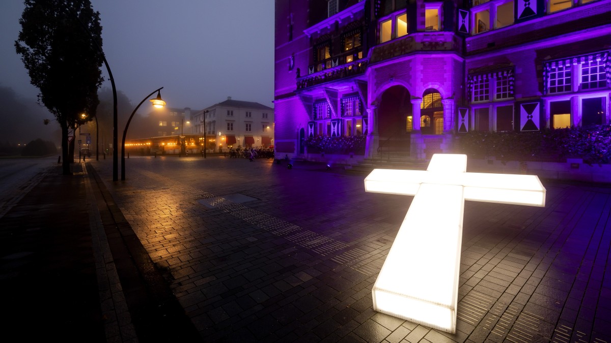 Het kenmerkende witte kruis van muziekspektakel The Passion ligt opgesteld voor het gemeentehuis van Zeist. Foto: ANP