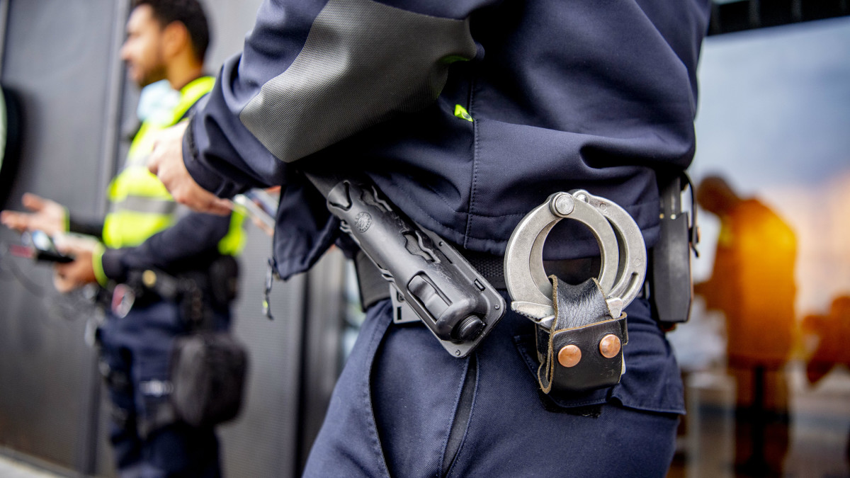 Politieagent met handboeien, beeld: ANP