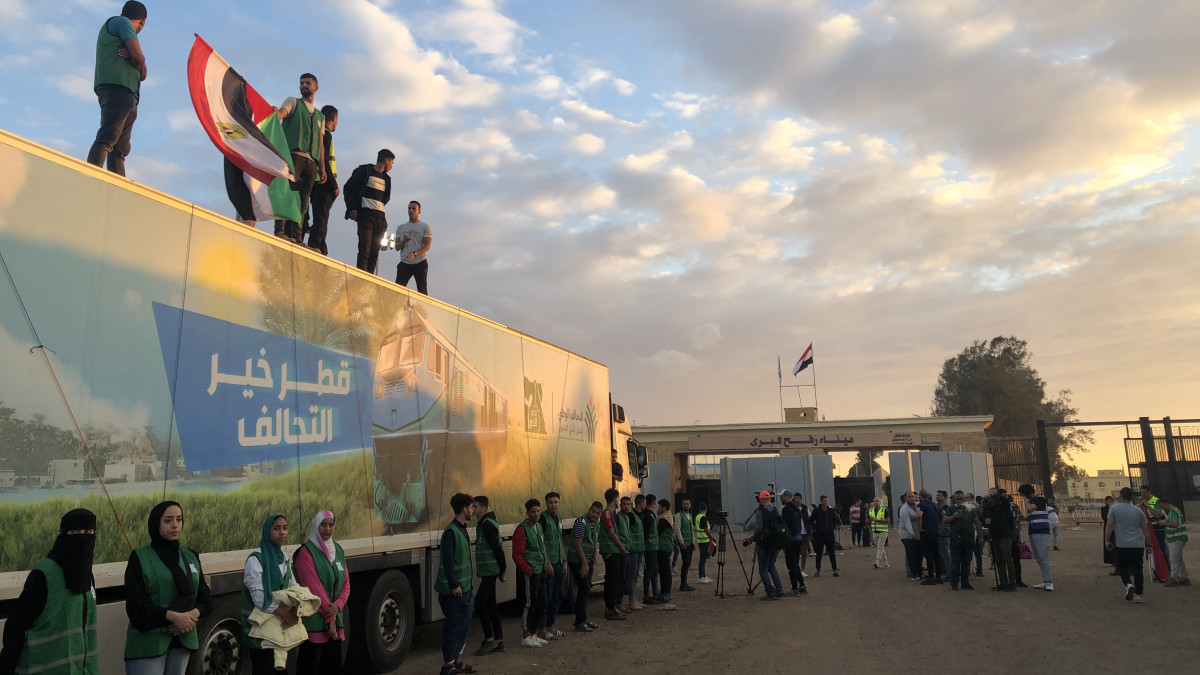 Bij de grens tussen Gaza en Egypte staan al meerdere vrachtwagens met hulpgoederen klaar. Beeld; EPA