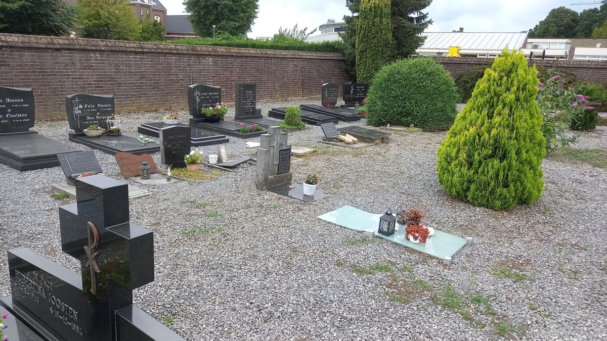 Vernieling kindergraven op begraafplaats in Limburgerse Neer
