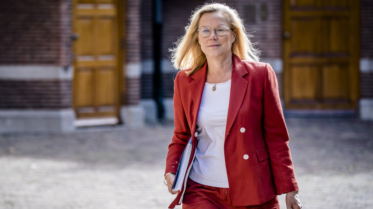 Sigrid Kaag op Binnenhof bij inloop Ministerraad