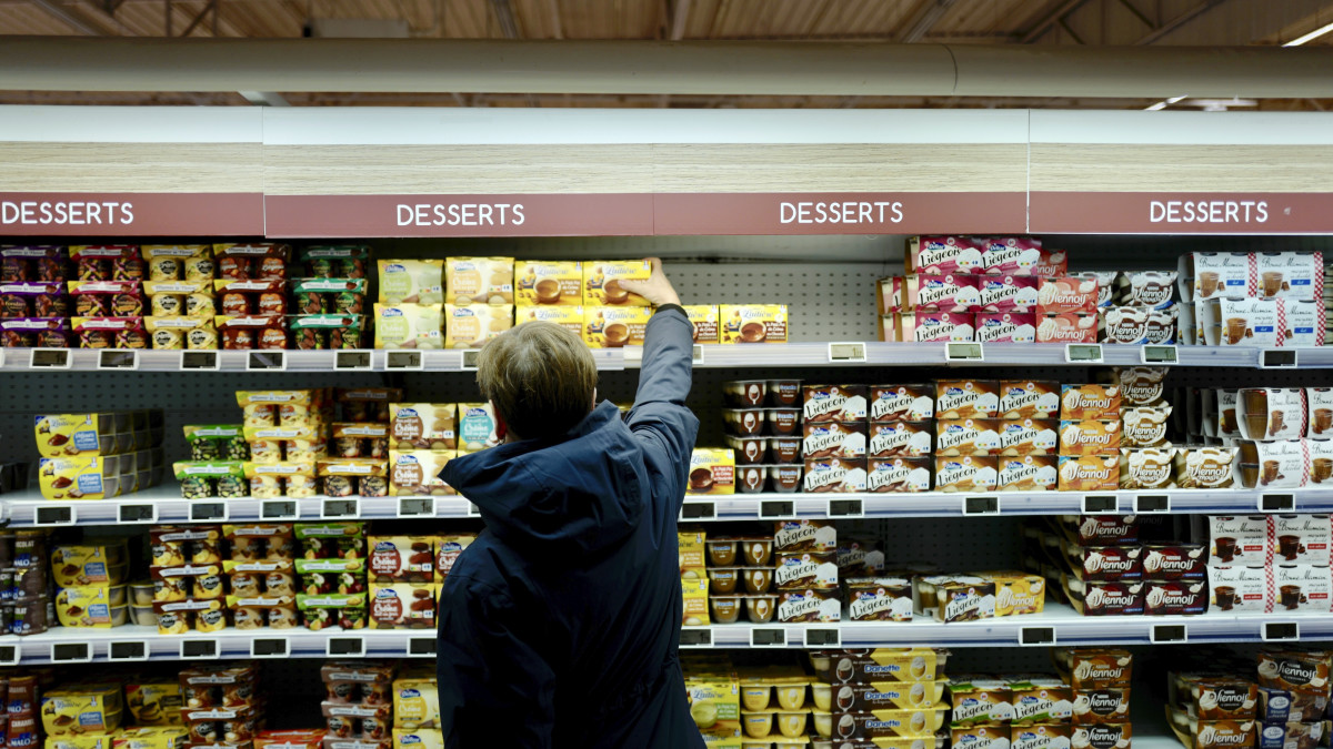 Een vrouw doet boodschappen in een supermarkt