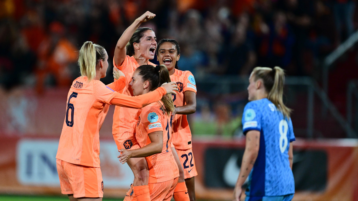 Lieke Martens viert samen met Jill Roord, Danielle van de Donk, Esmee Brugts de 1-0 tijdens de UEFA Nations Leaguewedstrijd tussen Nederland en Engeland. Beeld: ANP