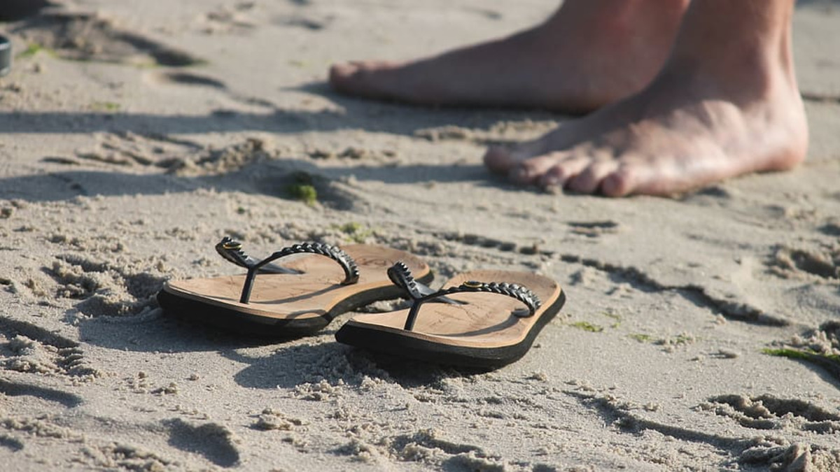 Slippers op het strand