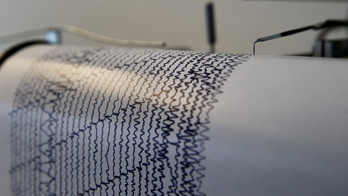 Een seismograaf bij het KNMI registreert de trillingen van de aarde. (Beeld: ANP)