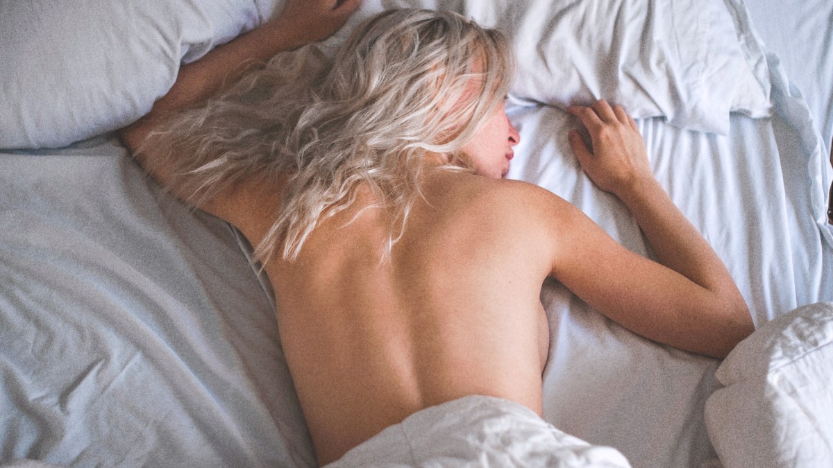 Vrouw slaapt naakt in bed / Foto: Unsplash