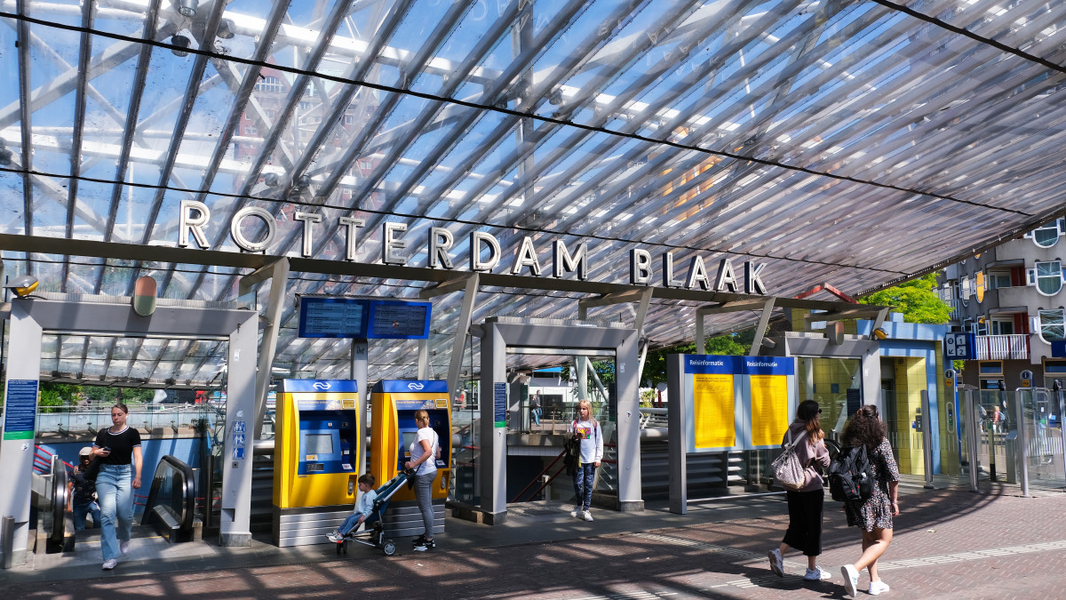 Station Blaak in Rotterdam is gesloten vanwege de urine van plassende reizigers. Beeld: ANP