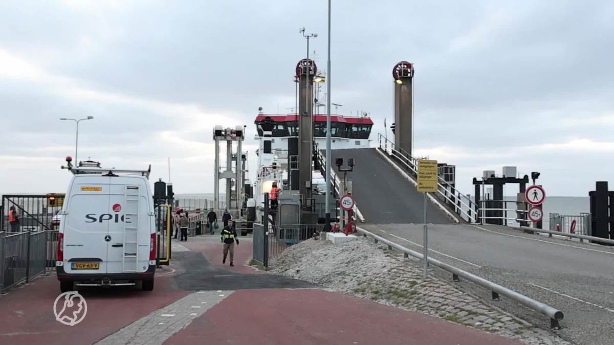 Mensen vast op veerboot in Holwert vanwege problemen met autobrug