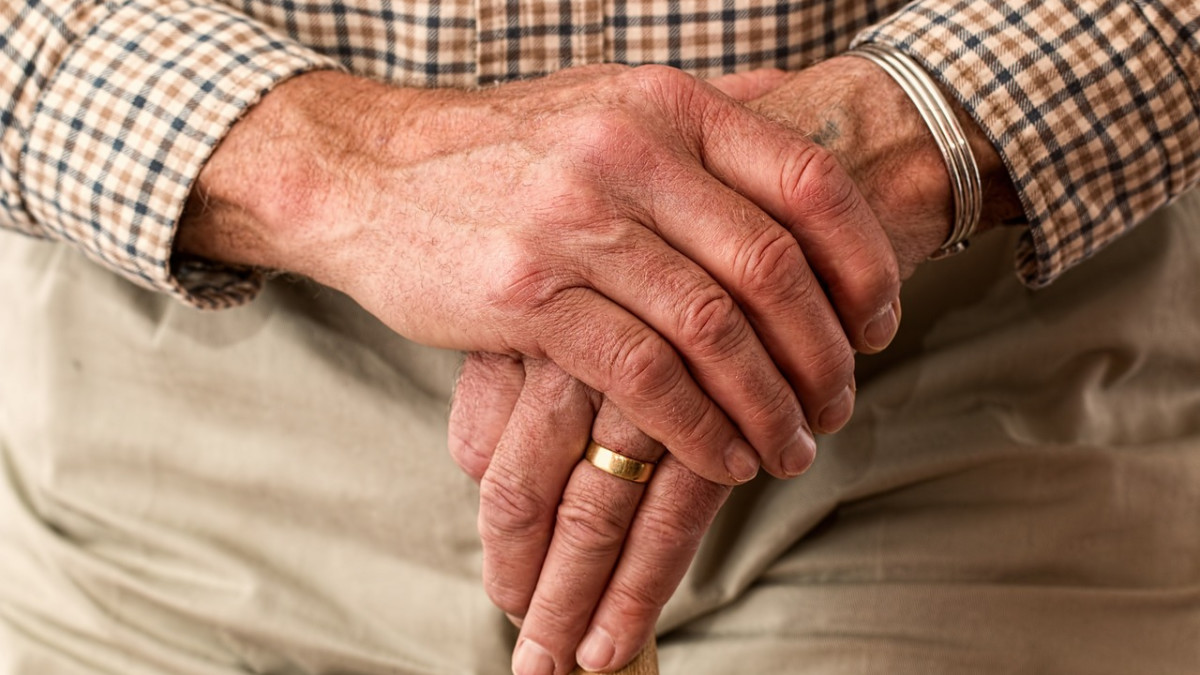 Ouderen hand met ring (Beeld: Pixabay) 