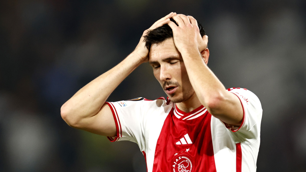 Een teleurgestelde Steven Berghuis tijdens de UEFA Europa League-wedstrijd tussen AEK Athene en Ajax. Beeld: ANP