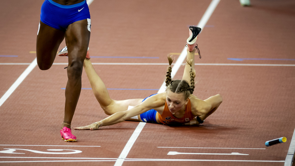 Femke Bol valt vlak voor de finish tijdens de finale op de 4x400 meter gemengde estafette tijdens de eerste dag van de wereldkampioenschappen atletiek. Beeld: ANP