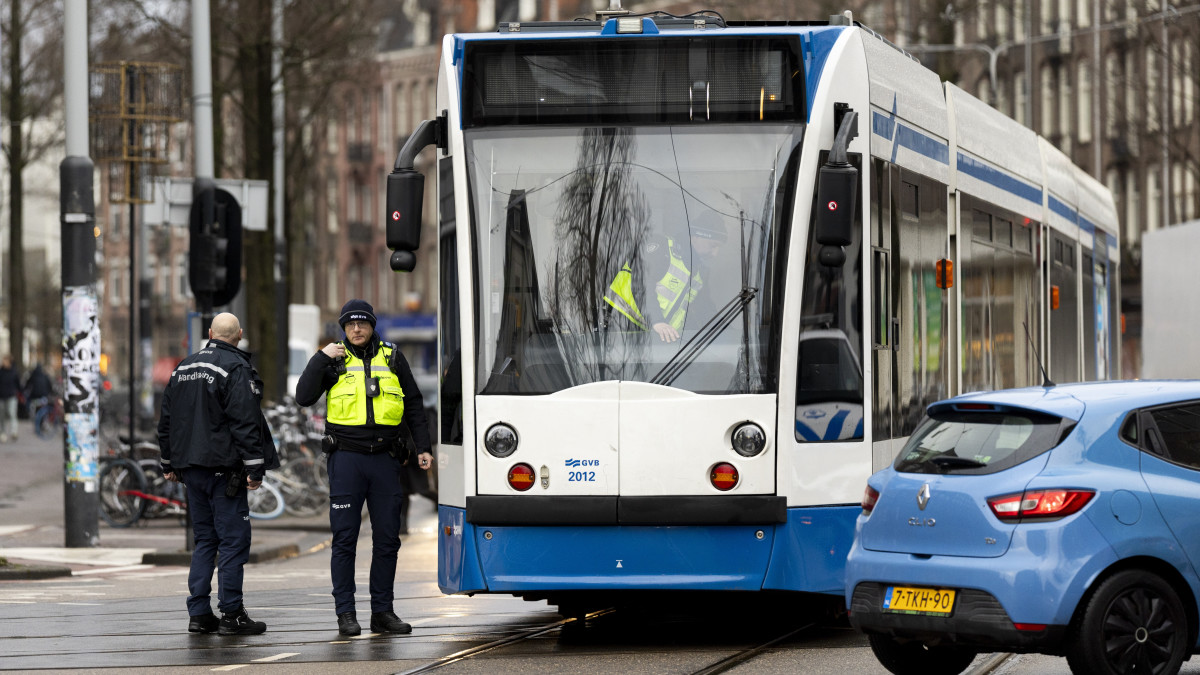 Een stilstaande tram op de Bilderdijkstraat tijdens een grote stroomstoring. Beeld: ANP