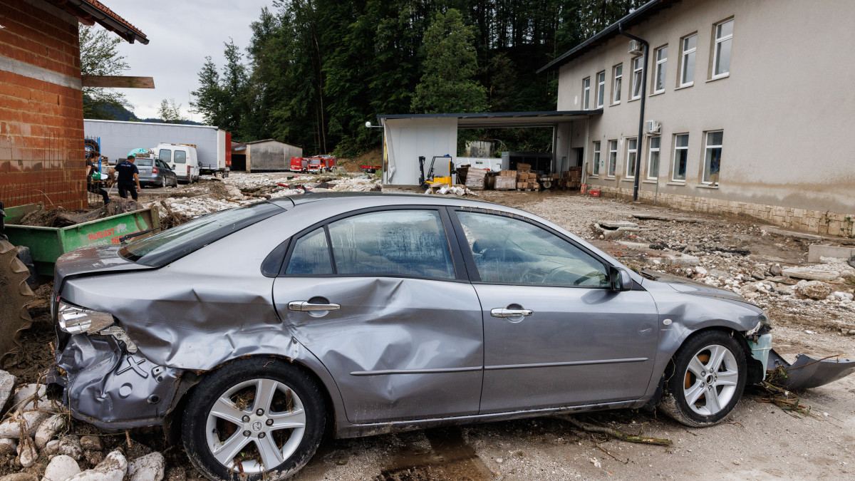 Het wrak van een auto na de grote overstroming in Slovenië - ANP