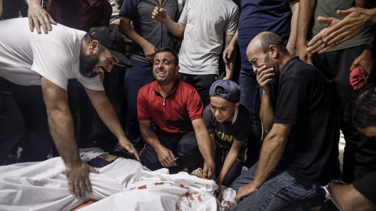 Nabestaanden rouwen om de lichamen van Palestijnse militanten die zijn gedood in de meest recente infiltratieoperatie in Israël (Beeld: ANP)