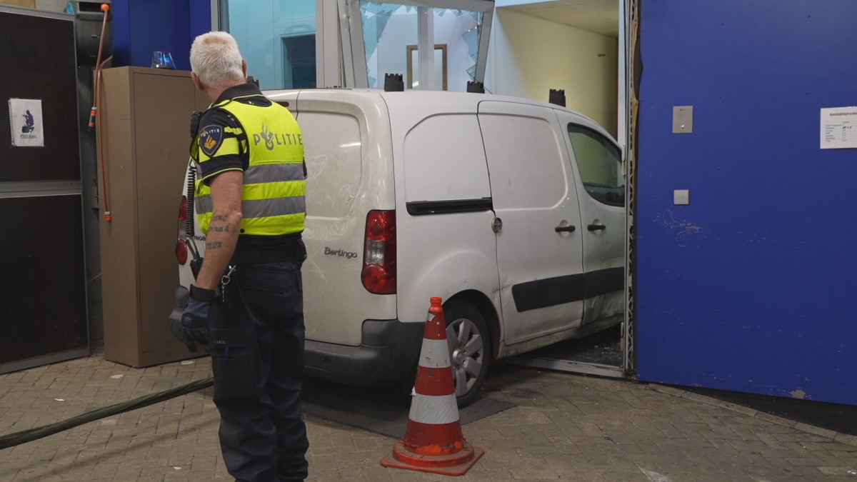 Man rijdt politiebureau in Rotterdam binnen met gestolen auto
