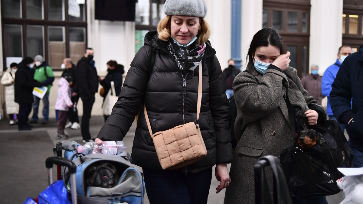 Vluchtelingen uit Oekraïne lopen met bezittingen door Hongarije