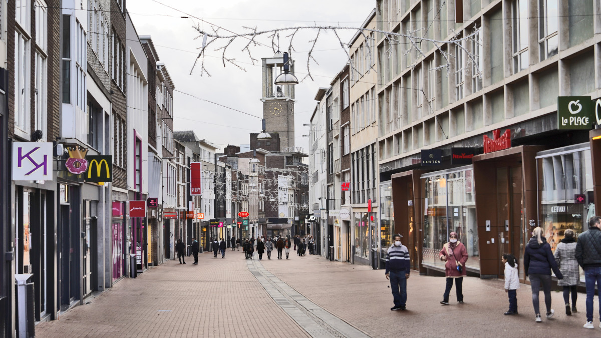 Nijmegen - Vanwege de volledige lockdown is het leeg en rustig in de binnenstad. Mensen maken een wandeling door de stad.