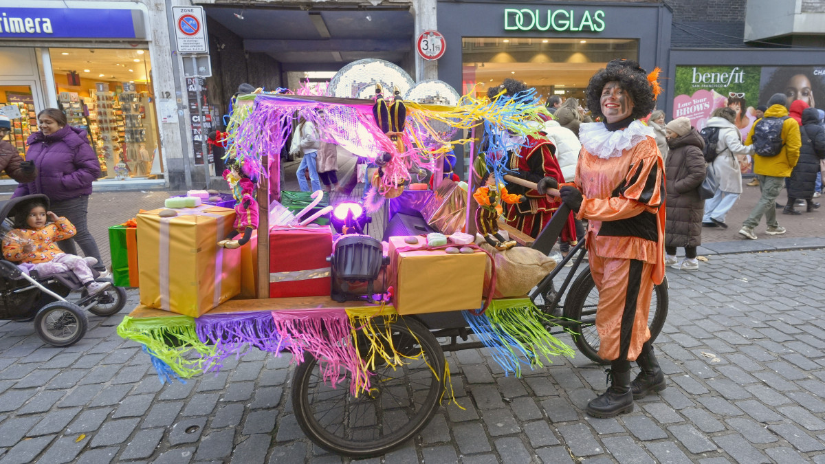 Piet in winkelstraat in Nijmegen. Beeld: ANP