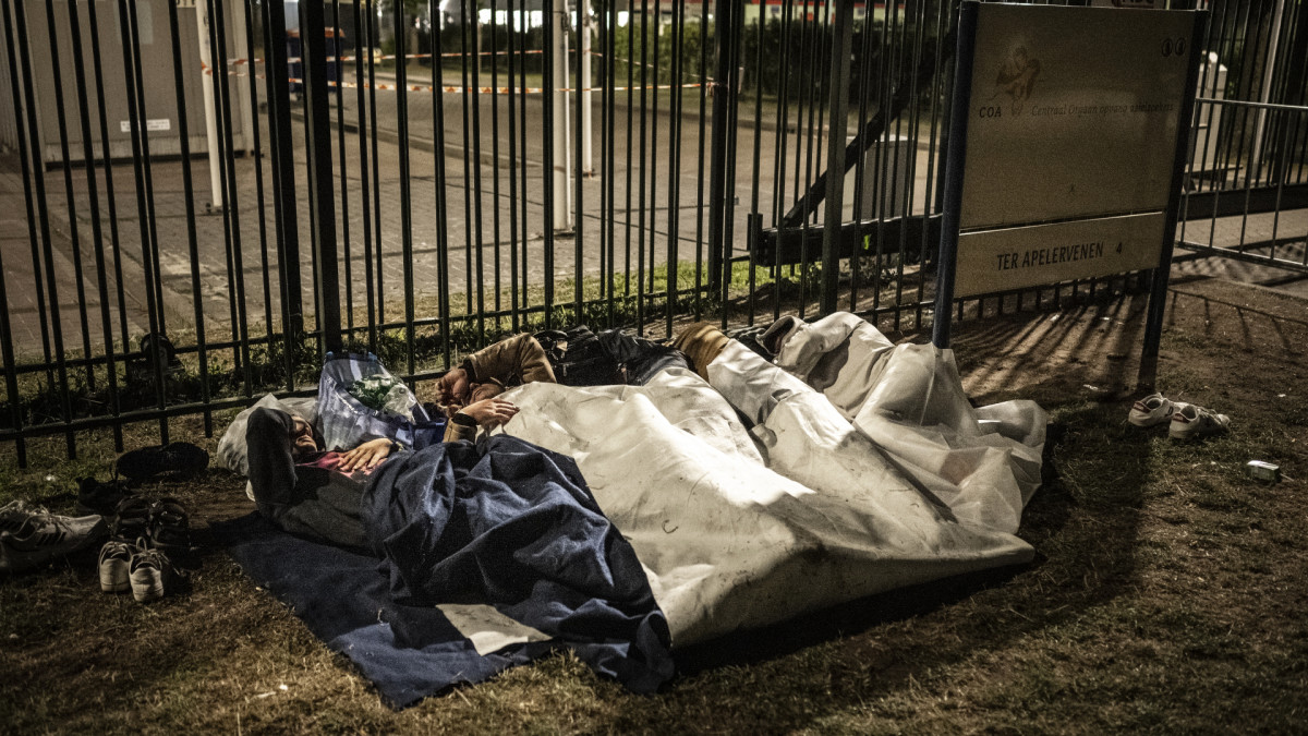 Asielzoekers slapen buiten bij aanmeldcentrum in Ter Apel, beeld: ANP