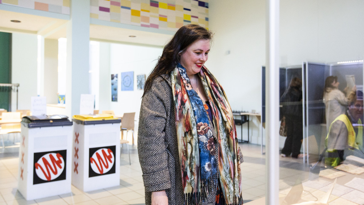 Annabel Nanninga brengt haar stem uit voor de Provinciale Statenverkiezingen. Foto: ANP.