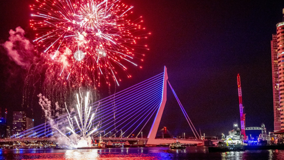 Vuurwerkshow Erasmusbrug in Rotterdam afgelast vanwege slecht weer