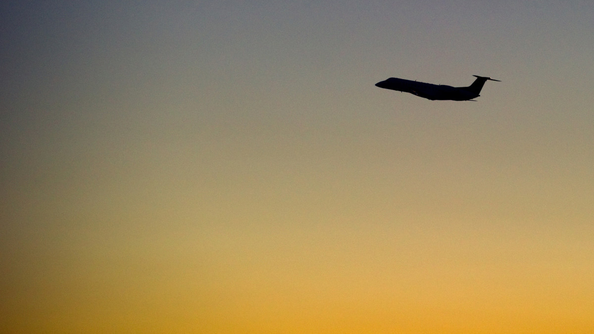 Stockfoto vliegtuig in de lucht bij zonsondergang (ANP)