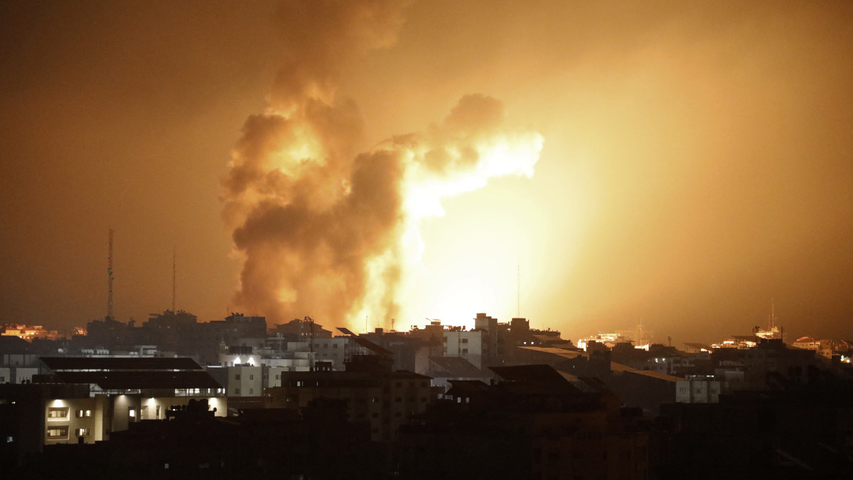 Vuur en rook stijgt op boven gebouwen tijdens een Israëlische luchtaanval in Gaza-Stad (Beeld: ANP)