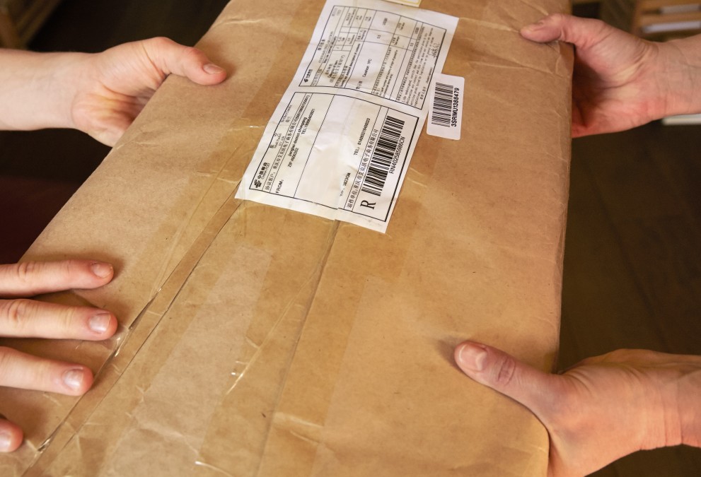 Postbode bezorgt pakketje aan de deur