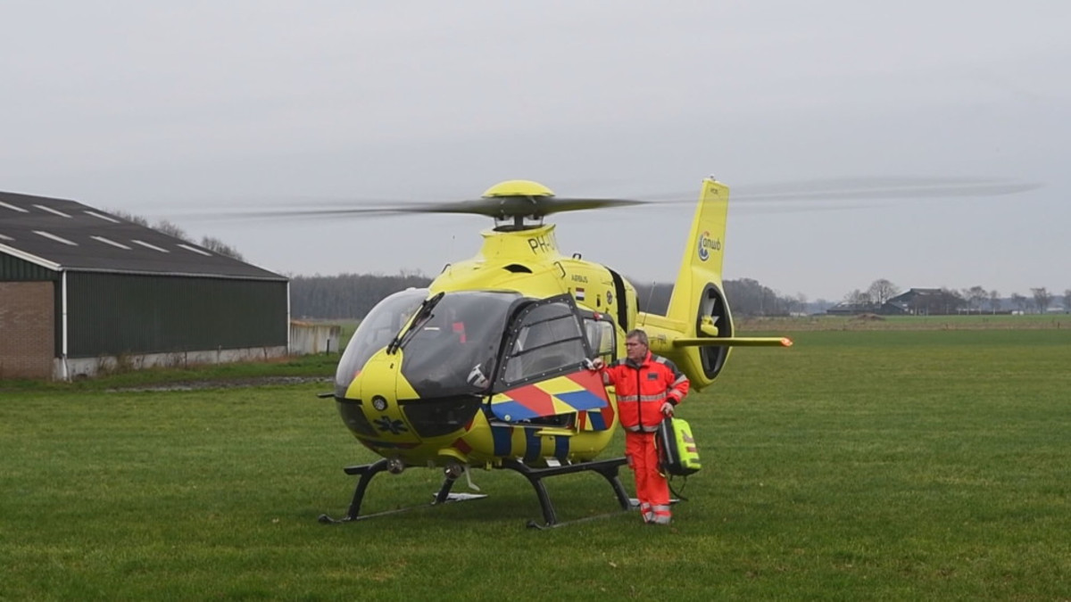 traumahelikopter op grasveld na dodelijk ongeluk wielrenner Bergeijk