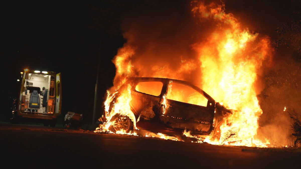 Man na botsing uit brandende auto gered in Oosterhout