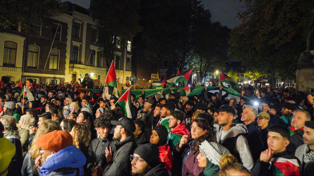 Meer dan duizend mensen kwamen donderdag bijeen in Utrecht voor een pro-Palestina demonstratie. Beeld: Koen Laureij. 