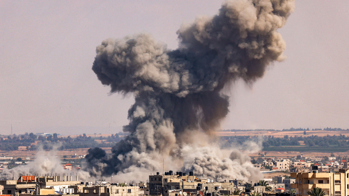 Beelden van een bombardement in Gaza. Beeld: ANP.