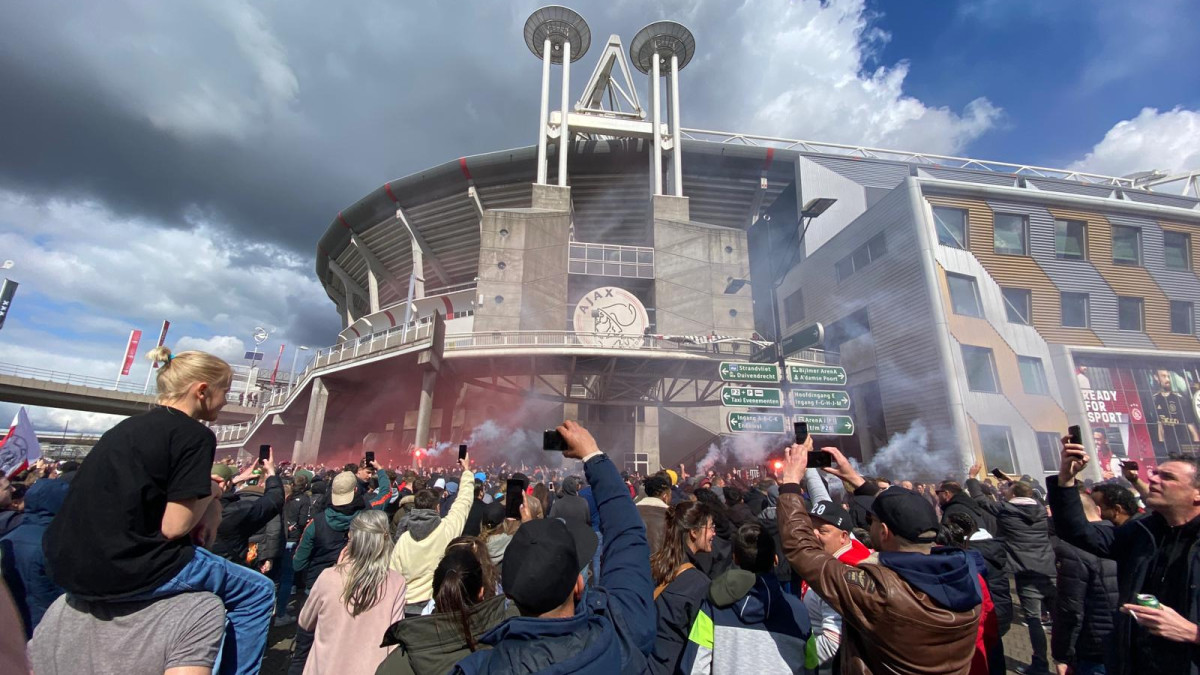 Supporters staan bij de Johan Cruijff Arena om het kampioenschap van Ajax te vieren