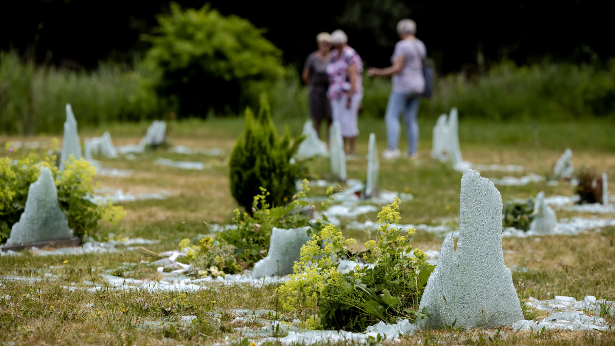 Het stukgeslagen monument voor overleden kankerpatiënten in Dronten. Beeld: ANP