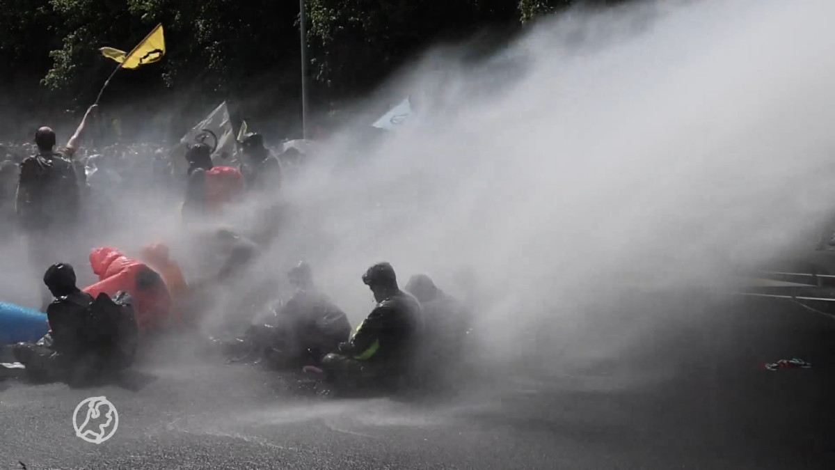 Klimaatactivisten komen tunnelbak A12 niet in, politie zet waterkanon in