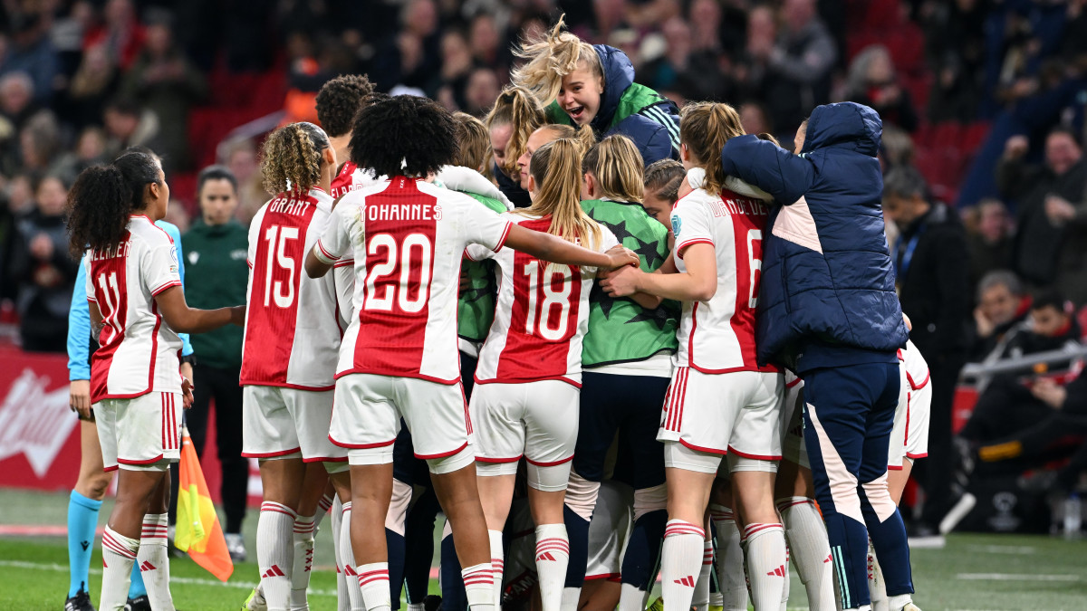 Ajax viert de 2-1 tijdens de wedstrijd tegen AS Roma - foto: ANP/Gerrit van Keulen