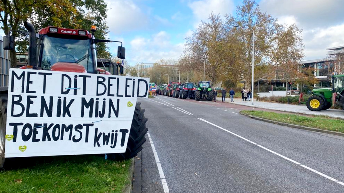 Tientallen trekkers bij provinciehuis Zwolle voor boerenprotest