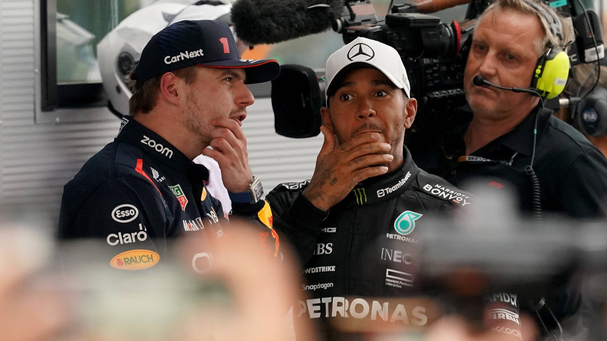 Verstappen en Hamilton tijdens de F1 van Spanje