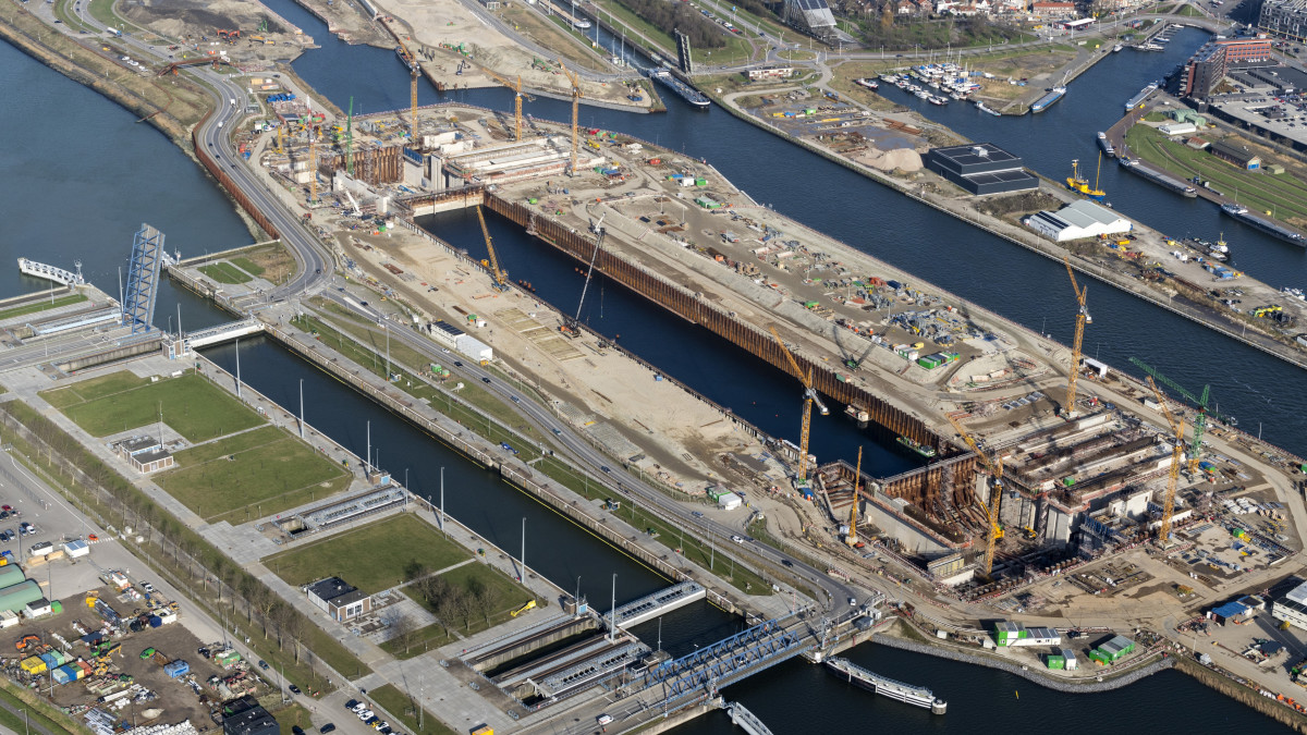 Een luchtfoto van de werkzaamheden rondom de sluis in Terneuzen. Bron: ANP.