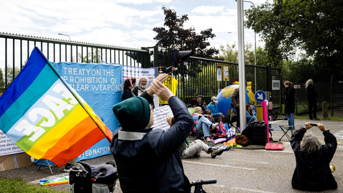 Activisten blokkeeren maandag ook al de ingang van vliegbasis Volkel, uit protest tegen kernwapens en CO2-uitstoot door militaire vliegtuigen. Foto: ANP.