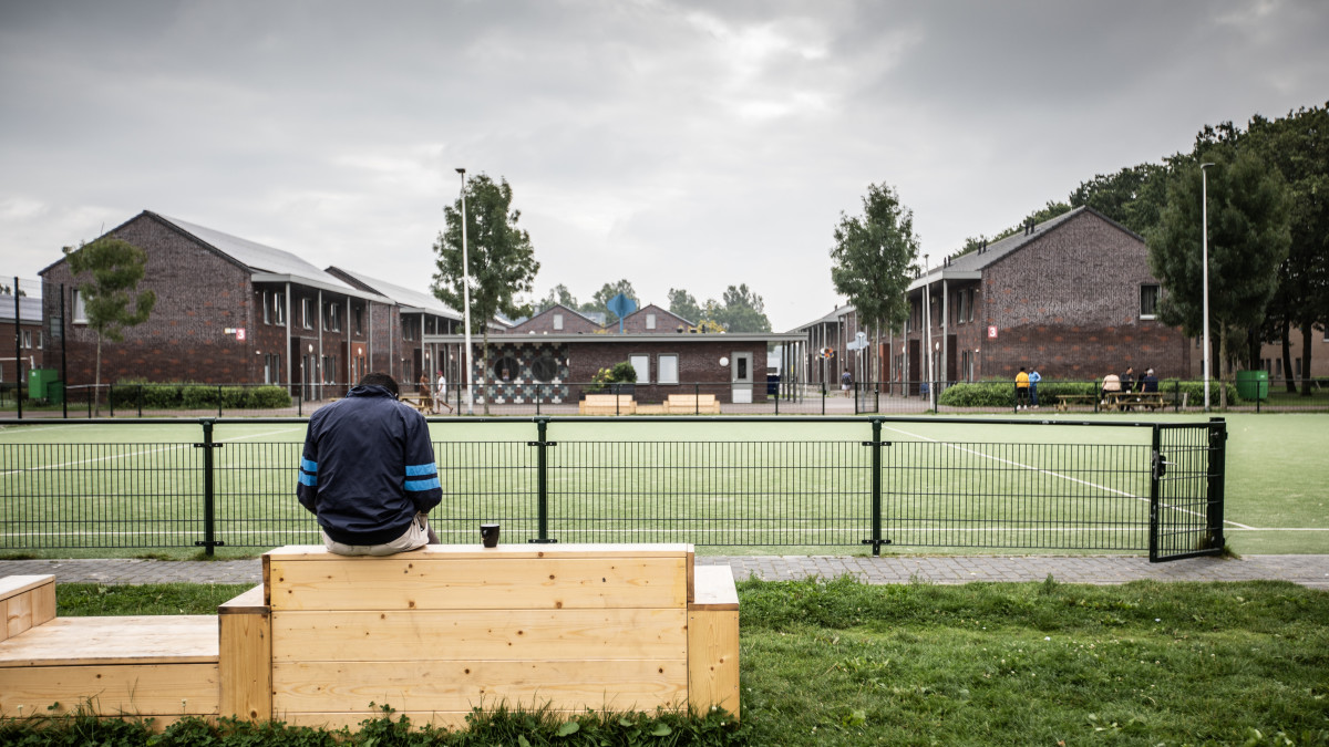 Een vluchteling bij het COA opvangcentrum in Ter Apel (Beeld: ANP)
